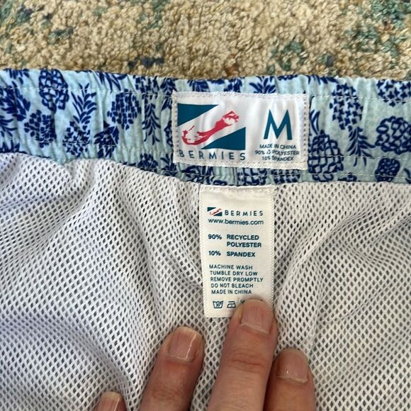 NWOT Bermies Pineapple Swim Shorts size medium 7” inseam - Picture 4 of 5